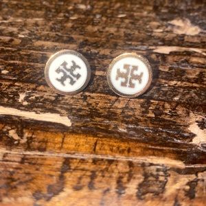 Tory Burch Stud Earrings in white and gold